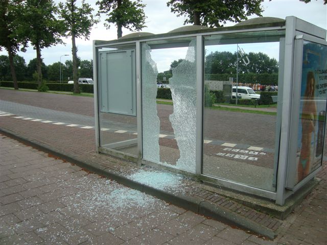 Gehard glas bij breuk valt uiteen in blokjes